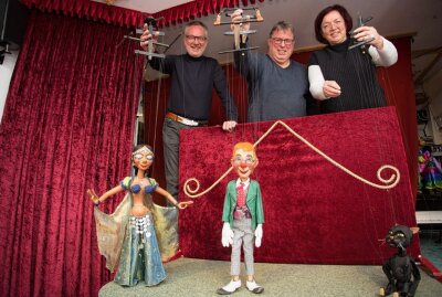 Gelenauer Marionettenspieler freuen sich auf die Puppentheatertage - Tino Günther, Frank Hübner und Ulrike Harzer (v.l.) bei einer kleinen Lektion im Marionetten-Spiel in Gelenau. Foto: Jan Görner