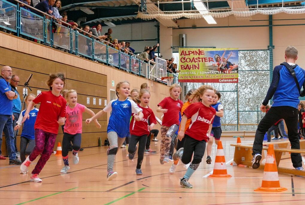 Gelenauer Nikolaus-Sportfest begeistert mehr als 160 Kinder - Von den vielen Eltern wurden die Teilnehmer lautstark angefeuert. Foto: Andreas Bauer