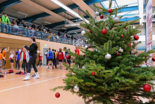 Gelenauer Nikolaus-Sportfest begeistert mehr als 160 Kinder - Vom LV 90 Erzgebirge war die Halle entsprechend der Adventszeit geschmückt worden. Foto: Andreas Bauer