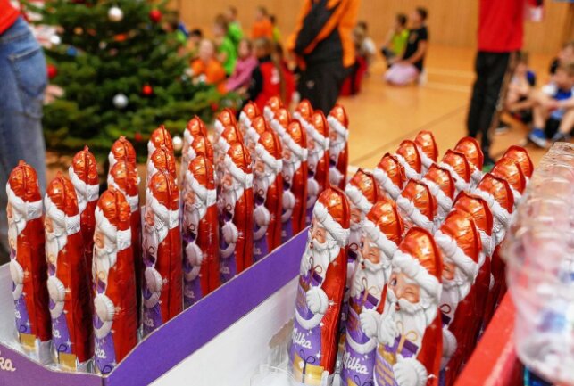 Gelenauer Nikolaus-Sportfest begeistert mehr als 160 Kinder - Zur Belohnung gab es am Ende für alle Teilnehmer einen Schokoladenweihnachtsmann. Foto: Andreas Bauer