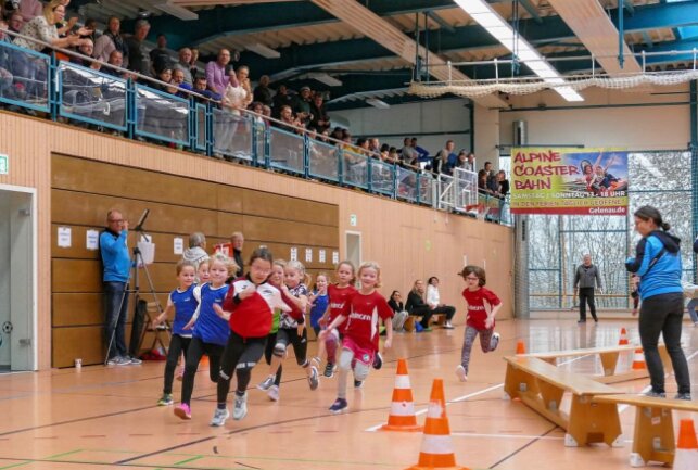Gelenauer Nikolaus-Sportfest begeistert mehr als 160 Kinder - Der Rundenlauf stellte zum Abschluss eine große Herausforderung dar. Foto: Andreas Bauer