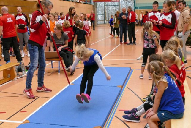 Gelenauer Nikolaus-Sportfest begeistert mehr als 160 Kinder - Zuvor hatte unter anderem der Dreierhopp auf dem Programm gestanden. Foto: Andreas Bauer