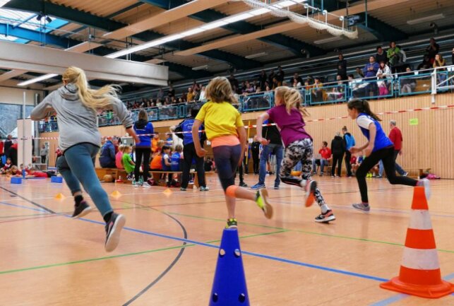 Gelenauer Nikolaus-Sportfest begeistert mehr als 160 Kinder - Am lautesten wurde es aufgrund der enormen Anfeuerung beim abschließenden Rundenlauf. Foto: Andreas Bauer