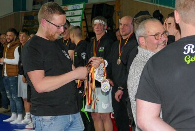Gelenauer Regionalliga-Ringer feiern mit über 400 Fans - Dann wurden die Medaillen ausgepackt. Foto: Andreas Bauer