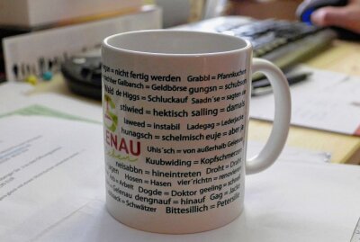 Gelenauer Tasse wird zum Renner - Verwendet hat er Wörter und Begriffe, die für den Gelenauer Dialekt typisch sind. Foto: Andreas Bauer