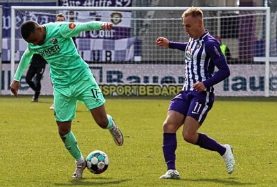 Gelungen: Testroet macht es diesmal besser - Der FC Erzgebirge Aue siegt mit 2:0 gegen Sandhausen. Foto: Alexander Gerber