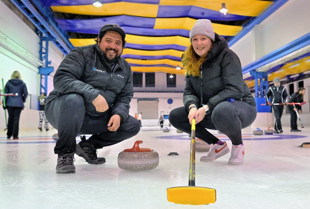 Gelungene Premiere im Erzgebirge: 1. Curling-Cup in Aue - Alex Sanchez (li.) und Marika Trettin (re.) waren beim Curling-Cup in Aue mit dabei.  Foto: Ramona Schwabe