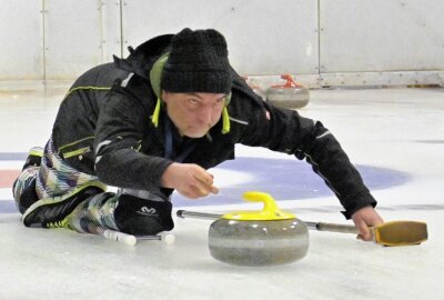 Gelungene Premiere im Erzgebirge: 1. Curling-Cup in Aue - Beim 1. Curling-Cup in Aue - im Bild Florian Panhans vom Auer Team. Foto: Ramona Schwabe