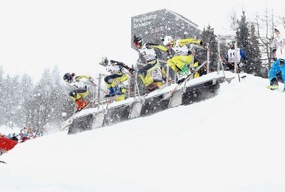 50 Nachwuchssportler im Ski Cross aus ganz Deutschland und Tschechien nahmen die Abfahrtspiste mit 7 Kurven und diversen Sprüngen in Beschlag. Foto: Thomas Fritzsch/PhotoERZ