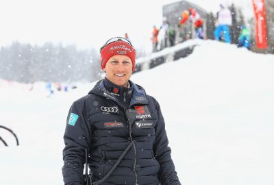 Gelungene Ski Cross-Premiere am Fichtelberg - Der leitende Nachwuchs-Trainer im Ski Cross, Dennis vom Brocke. Foto: Thomas Fritzsch/PhotoERZ