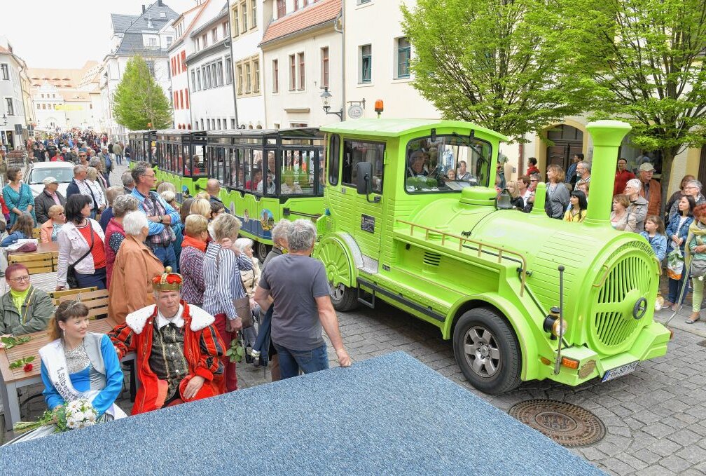 Gelungener Sonntag in Freibergs Altstadt -  Auch die Silberbahn fuhr zum Frühlingsfest in der Freiberger Altstadt. Foto: Eckardt Mildner
