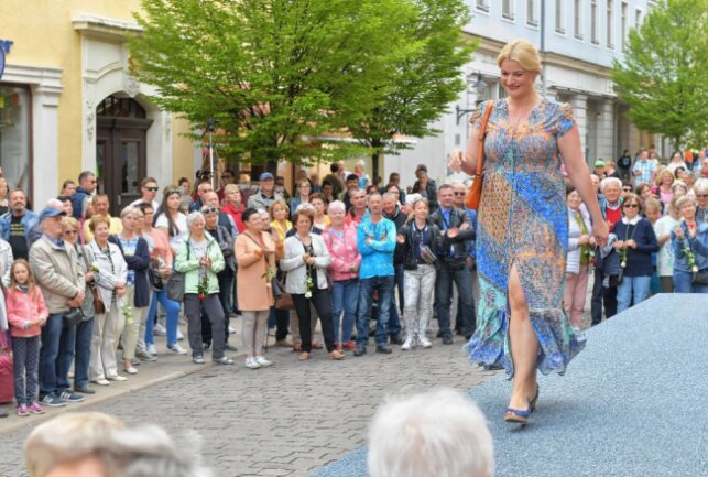 Die Modenschau von SIM Fashion war ein Highlight zum verkaufsoffenen Sonntag in Freibergs Altstadt. Foto: Eckardt Mildner