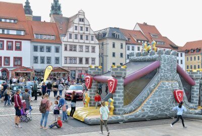 Hüpfburgen für die Kleinen zum verkaufsoffenen Sonntag in Freibergs Altstadt. Foto: Eckardt Mildner
