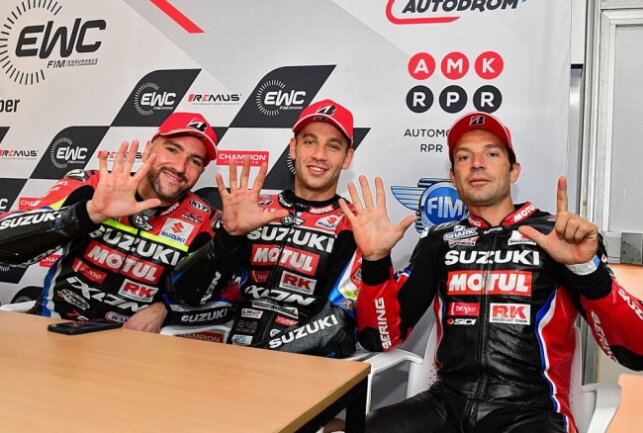 Xavier Simeon, Gregg Black und Sylvain Guintoli holten den 17. WM-Titel für das Suzuki Endurance Racing Team (SERT). Foto: Thorsten Horn