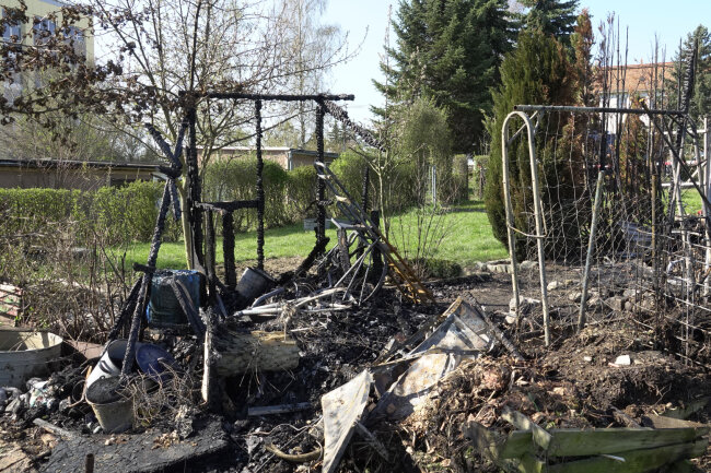 Gemeiner Feuerteufel? Gartenlaube in Mittweida brennt erneut komplett aus! - Die Gartenhütte der Familie brannte innerhalb von drei Monaten bereits zum zweiten Mal völlig nieder.