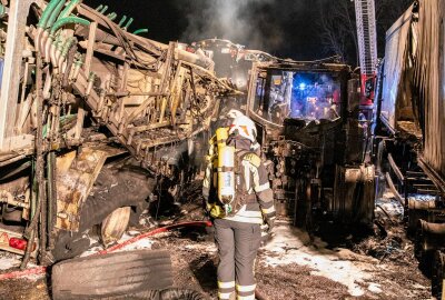 Gemeinsam stark: Spendenaufruf für Agrarbetrieb nach Feuer in Oelsnitz - Über 80 Einsatzkräfte waren vor Ort. Foto: André März