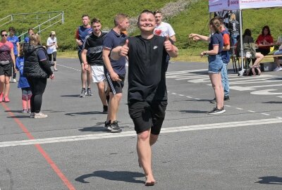 Gemeinsam stark: Über hundert Läufer unterstützen guten Zweck bei Charity-Lauf in Zwickau - Beim 2. Zwickauer Beneflitz haben knapp 120 Kinder, Jugendliche und Erwachsene die Laufschuhe geschnürt. Foto: Ralf Wendland