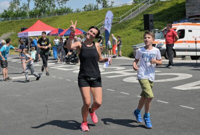 Gemeinsam stark: Über hundert Läufer unterstützen guten Zweck bei Charity-Lauf in Zwickau - Beim 2. Zwickauer Beneflitz haben knapp 120 Kinder, Jugendliche und Erwachsene die Laufschuhe geschnürt. Foto: Ralf Wendland