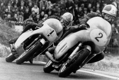 Gemeinsame goldene Ära von MV Agusta und Sachsenring - Sachsenring 1966 - Giacomo Agostini vor Mike Hailwood in der Queckenberg-Kurve. Foto: Archiv Thorsten Horn