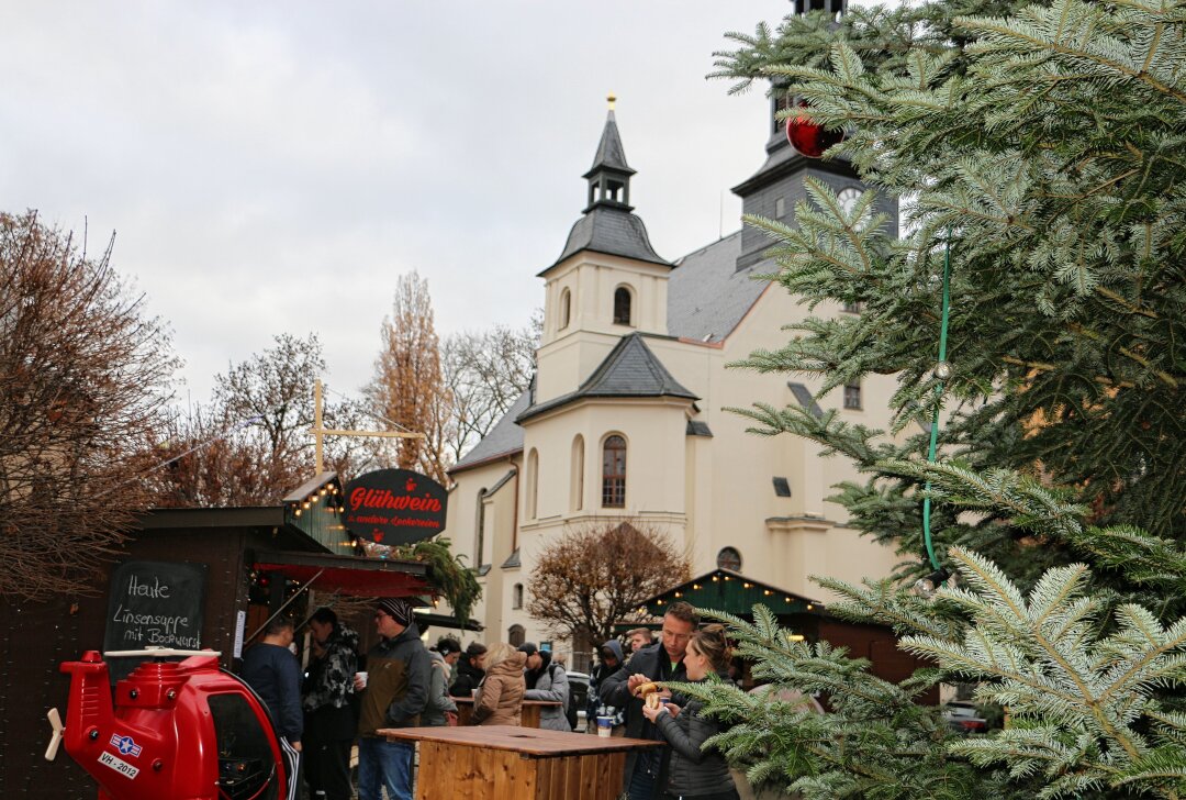 Gemütlicher Adventsmarkt in Reichenbach seit Dienstag geöffnet - Der Adventsmarkt in Reichenbach ist ein beliebter Treffpunkt.Foto: Simone Zeh