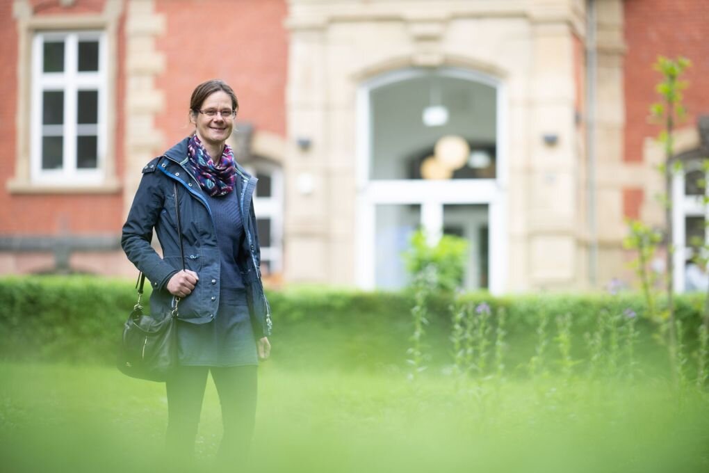 Genesungsbegleiter helfen psychisch Erkrankten - Julia Kistner, Genesungsbegleiterin, steht vor dem Zentrum für Psychiatrie des Universitätsklinikums Gießen und Marburg.