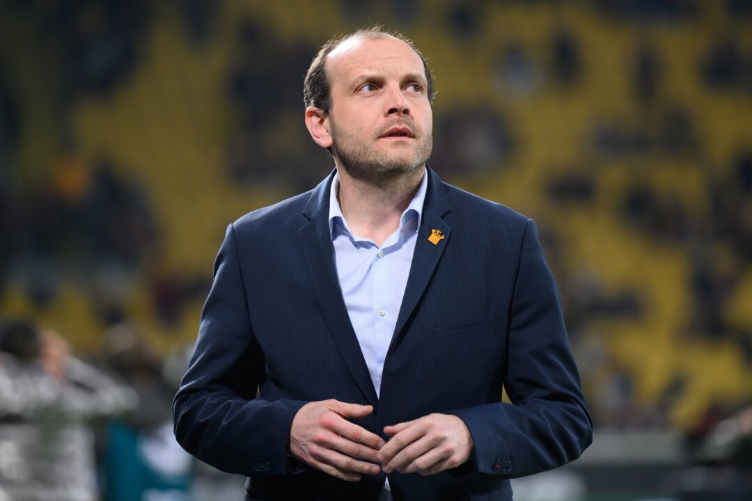 "Genießt unser Vertrauen": Dynamo-Boss stärkt Trainer Anfang - David Fischer, Dynamos Geschäftsführer Kommunikation, steht im Stadion.