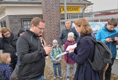 Geocaching-Tour: Auf den Spuren eines Bergmanns - Ferienkinder haben sich heute in Oelsnitz auf Geocaching-Tour begeben - vorn rechts Luisa Heilmann. Foto: Ralf Wendland