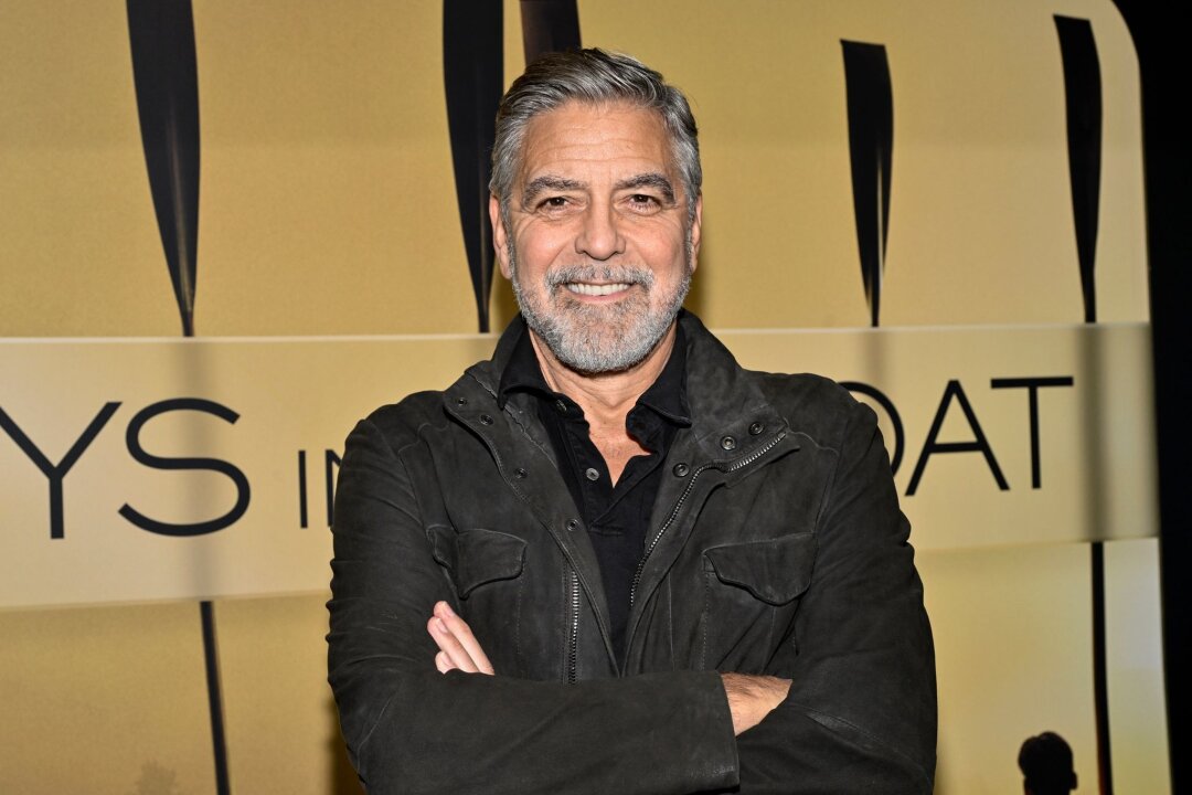 George Clooney gibt sein Broadway-Debut - Vor seiner Filmkarriere spielte George Clooney in kleineren Bühnenproduktionen mit.