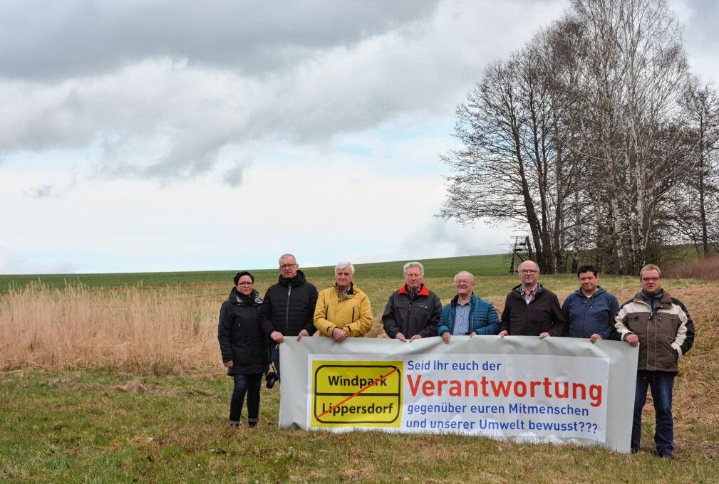 Geplante Windkraftanlagen sind Top-Thema in Lippersdorf - Lippersdorf wehrt sich gegen den geplanten Windpark. Hier ein Teil der Mitglieder der Bürgerinitiative. Foto: Bürgerinitiative
