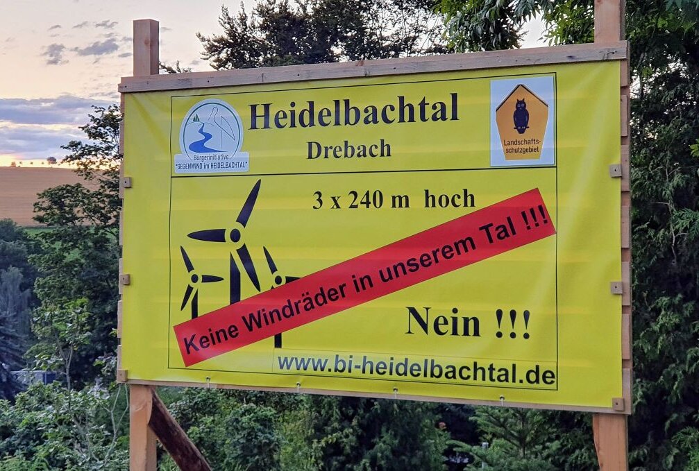 Mit diesen Plakaten setzt die Drebacher Bürgeriniative Zeichen gegen die geplanten Windräder im Heidelbachtal. Foto: Andreas Bauer