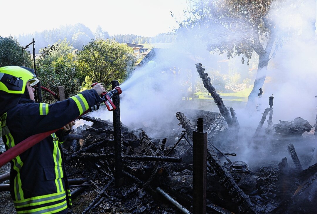 Geräteschuppen in Dittersdorf brennt komplett nieder - In Dittersdorf brannte ein Geräteschuppen nieder. Foto: Niko Mutschmann