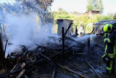 Geräteschuppen in Dittersdorf brennt komplett nieder - In Dittersdorf brannte ein Geräteschuppen nieder. Foto: Niko Mutschmann