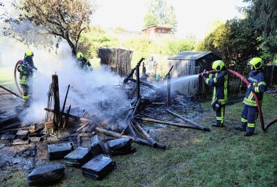 Geräteschuppen in Dittersdorf brennt komplett nieder - In Ditterdorf brannte ein Geräteschuppen nieder. Foto: Niko Mutschmann