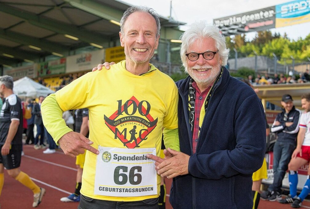 Gerd Schremmer (links) feiert am Donnerstag seinen 66. Geburtstag mit einem großen Spendenlauf. Rechts im Bild sein Lauffreund Rolf Kretzschmar. Foto: Oliver Orgs / Pressebüro Repert