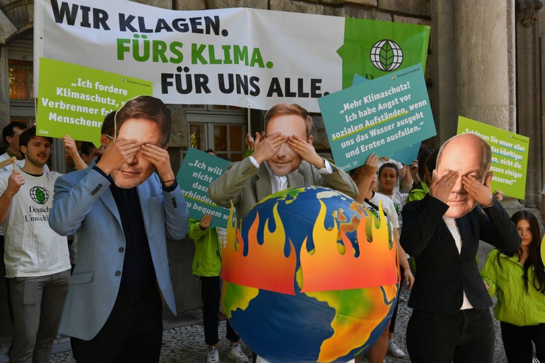Gericht: Ampel muss Maßnahmen zu Klimaschutz nachschärfen - Vor dem Oberverwaltungsgericht Berlin-Brandenburg protestierten Aktivisten der Deutschen Umwelthilfe.