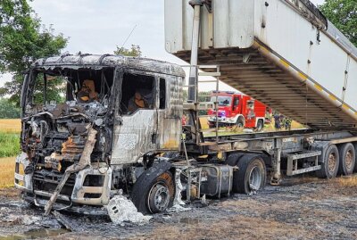 Geringswalde: Nach Crash mit Stromleitung brennt LKW komplett aus - Der ausgebrannte LKW auf der Arraser Straße in Geringswalde. Foto: Harry Haertel