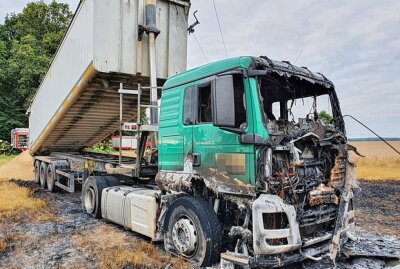 Geringswalde: Nach Crash mit Stromleitung brennt LKW komplett aus - Der ausgebrannte LKW auf der Arraser Straße in Geringswalde. Foto: Harry Haertel