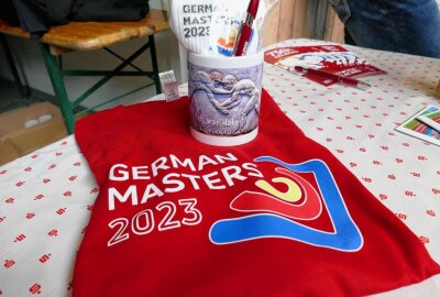 German Masters: Thumer gibt mit 46 sein Debüt auf der Ringermatte - Als Belohnung gab es in Gelenau besondere Trophäen für die besten Ringer. Foto: Andreas Bauer