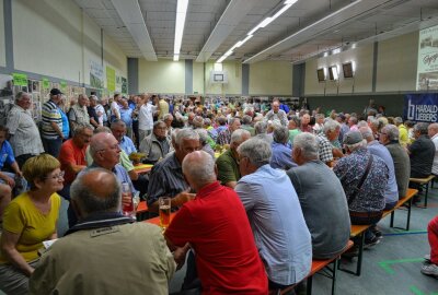 "Germanen" feiern in Chemnitz Wiedersehen - Zur Eröffnung der Veranstaltung herrschte in der Sporthalle Hochbetrieb. Foto: Jürgen Sorge