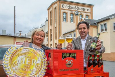 Gersdorfer Spezialbier wird zum "Bier des Jahrzehnts" gekürt - Brauereichef Astrid Peiker und Frank Winkel vom "ProBier-Club" wissen das "Gersdorfer Ale" zu schätzen. Foto: Markus Pfeifer