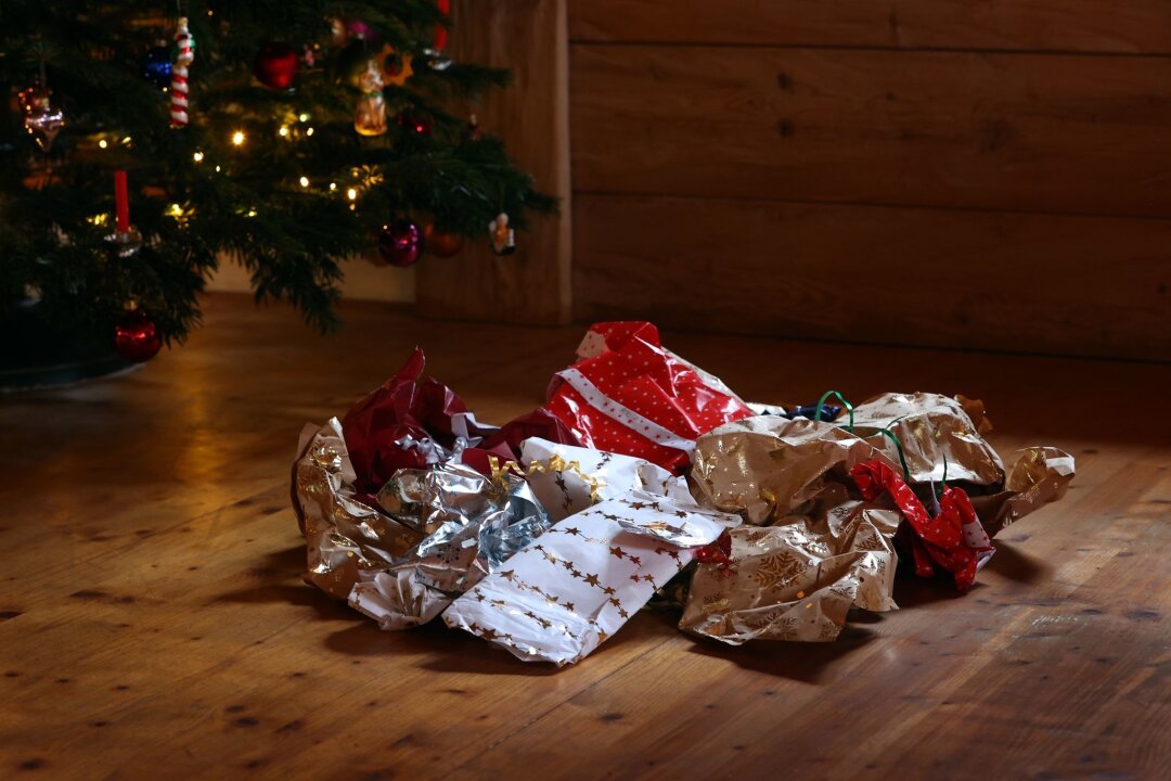 Geschenkpapier in den Ofen - keine zündende Idee - Gebrauchtes Geschenkpapier kann man wiederverwenden. Ist das nicht mehr möglich? Dann ab damit in Altpapier- oder Restmülltonne.
