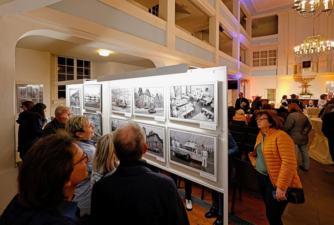 Geschichte in Bildern: Wendezeit auf Fotos in der Kirche zu sehen - Die Ausstellungseröffnung war gut besucht. Foto: Markus Pfeifer 