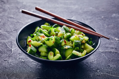 Der asiatische Gurkensalat ist ein erfrischender Snack für warme Tage. Foto: AdobeStock/myviewpoint