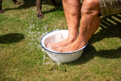 Geschwollene Beine im Sommer? Diese 7 Tipps helfen - Wärme sorgt dafür, dass sich unsere Blutgefäße weiten - das kann für geschwollene Füße sorgen. Wohltuend dann: eine Abkühlung.