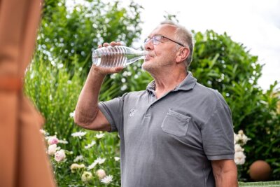 Geschwollene Beine im Sommer? Diese 7 Tipps helfen - So widersprüchlich es auch klingt: Viel trinken kann dabei helfen, Wassereinlagerungen loszuwerden.