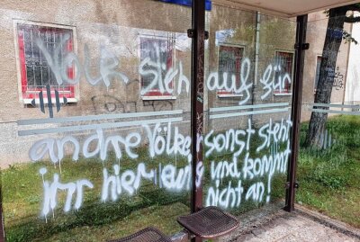 Gesellschaftskritisches Graffito an mehreren Stellen - Unbekannte Täter haben in der vergangenen Nacht mehrere weiße Schmierereien im Bereich der Dresdner Straße angebracht. Foto: Harry Haertel