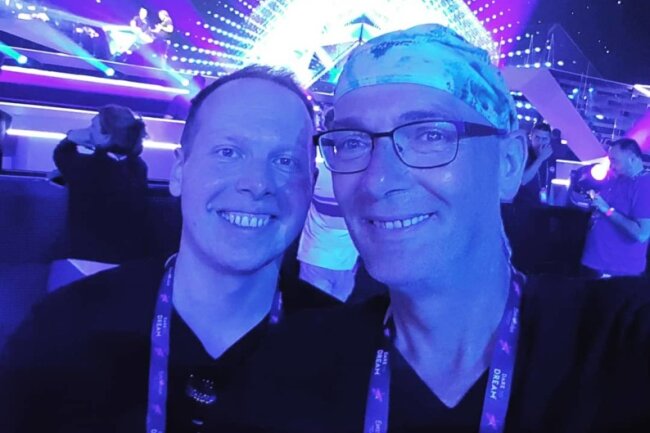 Im Mai 2019 waren Pierre Franz und Oli Müller live beim Eurovision Song Contest in Tel Aviv dabei. Hier stehen sie bei einer Probe vor der Bühne. 
