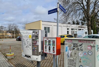 Gesprengter Zigarettenautomat in Zwickau: Täter aufgespürt! - Der übel zugerichtete Zigarettenautomat. Foto: Mike Müller