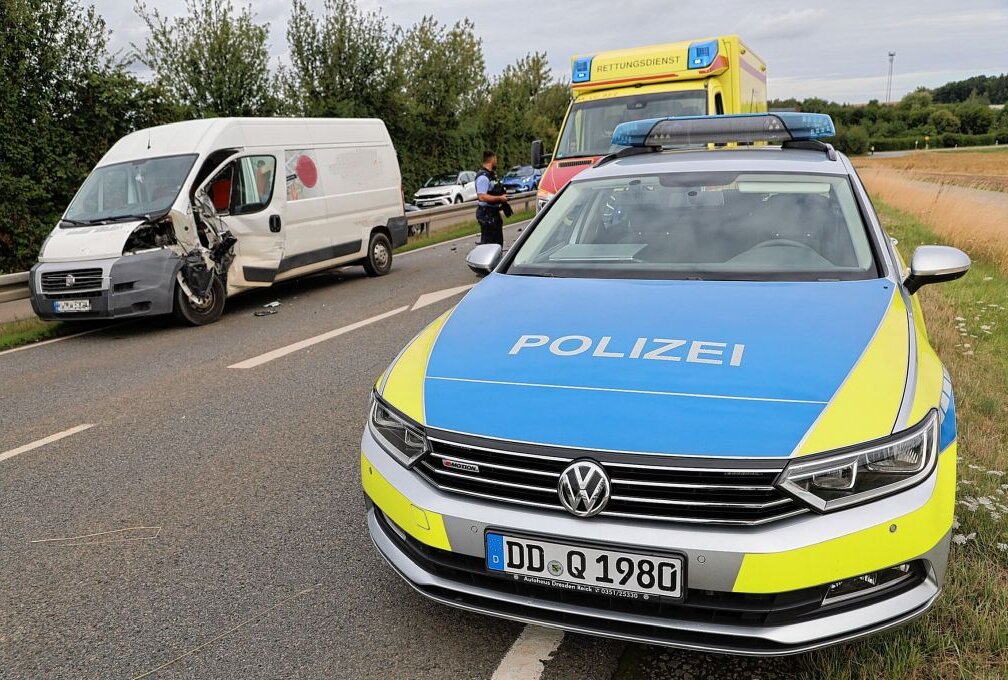 Gesundheitliche Probleme führen zu schwerem Crash auf der S255 - Schwerer Unfall auf Autobahnzubringer bei Hartenstein. Foto: Niko Mutschmann
