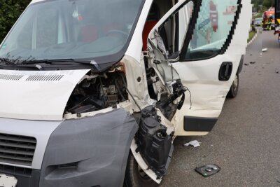 Gesundheitliche Probleme führen zu schwerem Crash auf der S255 - Schwerer Unfall auf Autobahnzubringer bei Hartenstein. Foto: Niko Mutschmann